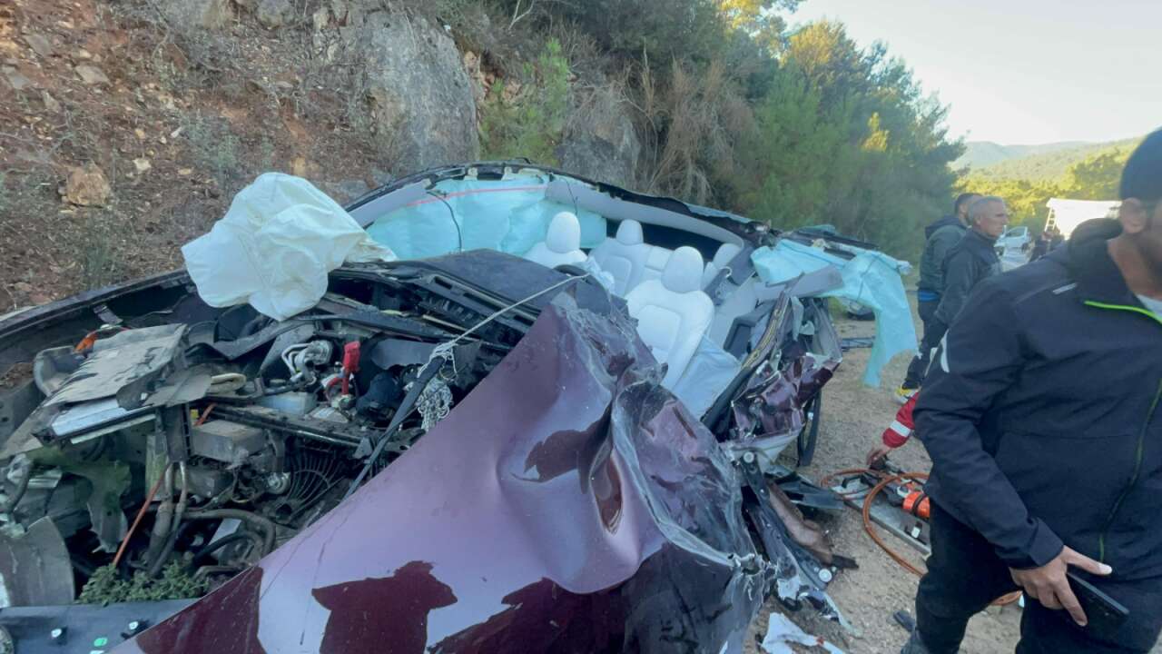 Muğla'da Feci Kaza: TIR ile Lüks Otomobil Kafa Kafaya Çarpıştı, 2 Yaralı 3